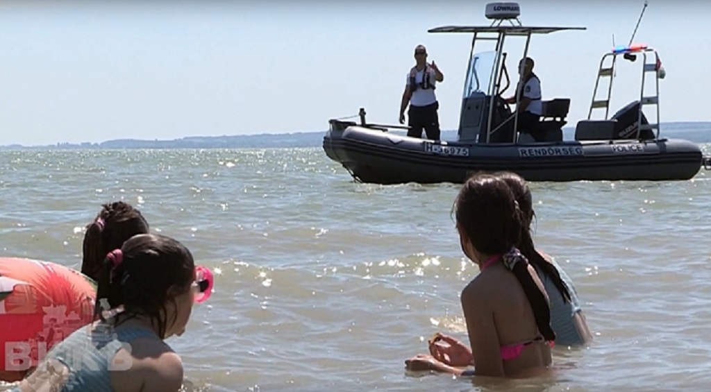 Ha elsodor a víz, várd meg a matracon, míg érted jönnek!